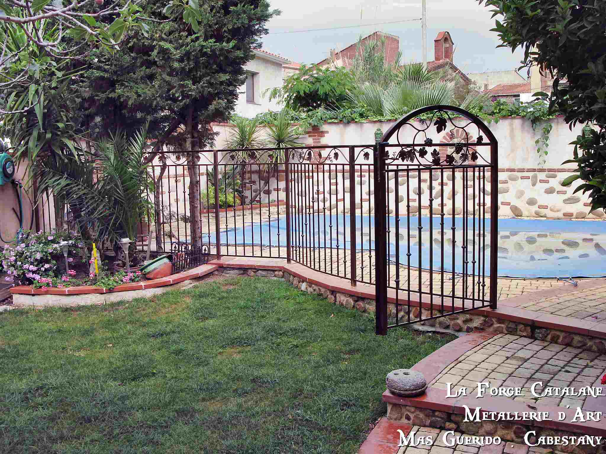 Cloture piscine vegetal feuilles de vignes barreaudage droit avec bagues forge catalane 3.jpg